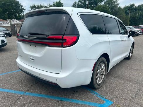 Used 2024 Chrysler Pacifica Touring-L FWD image 5