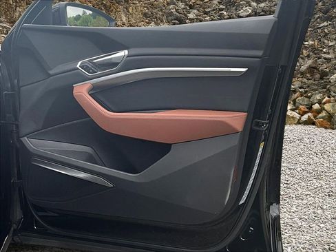 Used 2022 Audi e-tron Premium Plus w/ Premium Plus Package image 23