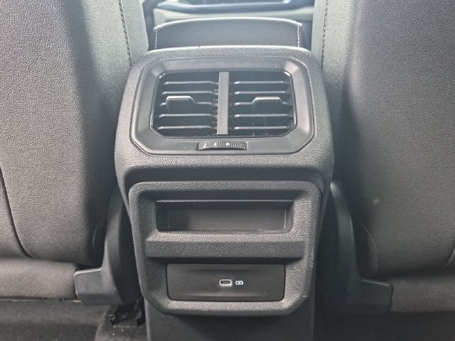 Used 2024 Volkswagen Taos SE w/ Panoramic Sunroof Package FWD image 14