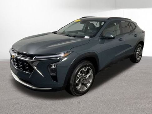 Used 2025 Chevrolet Trax LT w/ LT Convenience Package image 4