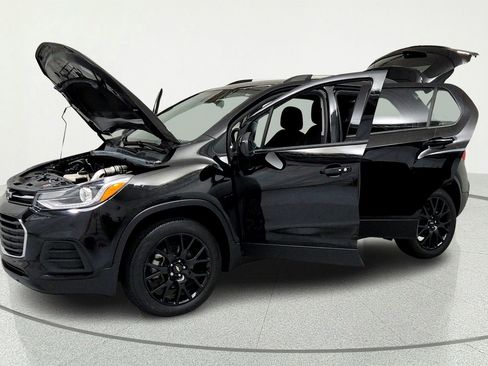 Used 2022 Chevrolet Trax LT w/ Midnight Edition AWD/4WD image 9
