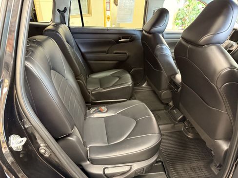 Used 2023 Toyota Highlander XLE AWD/4WD image 22