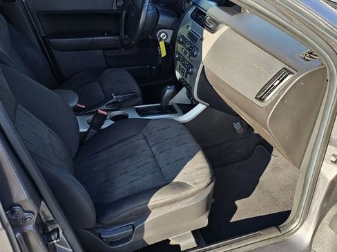 Used 2010 Ford Focus SE image 18