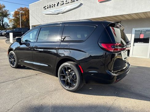 New 2026 Chrysler Pacifica Limited w/ S Appearance Package image 4