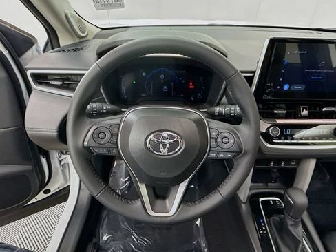 Used 2025 Toyota Corolla Cross XLE w/ Convenience Package FWD image 9
