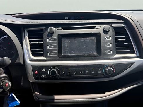 Used 2019 Toyota Highlander LE AWD/4WD image 15