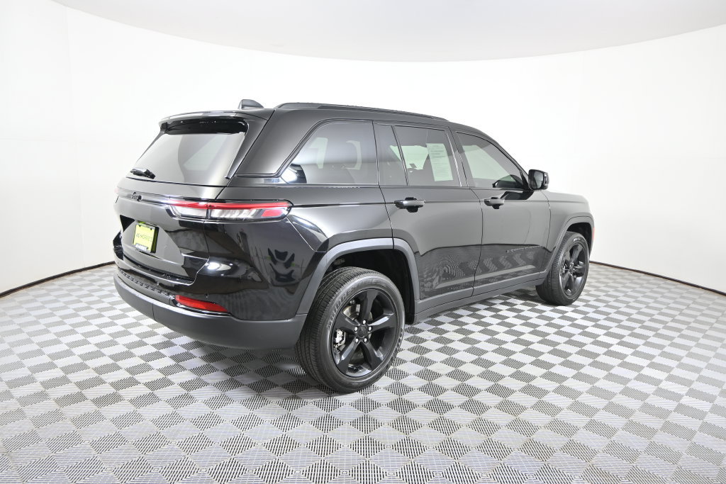 Used 2023 Jeep Grand Cherokee Altitude AWD/4WD image 6