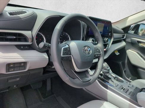 New 2026 Toyota Highlander XLE AWD/4WD image 3