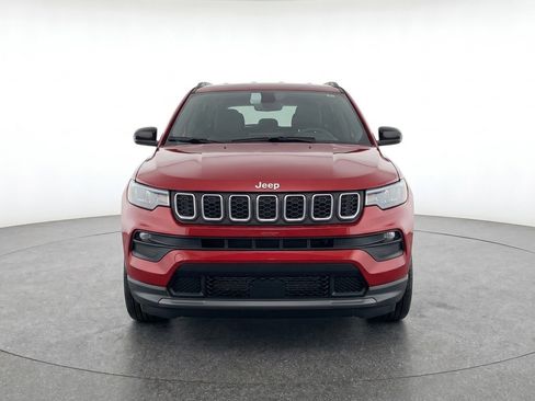 Used 2025 Jeep Compass Latitude image 2