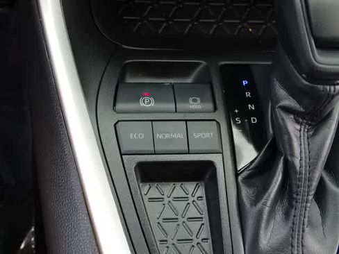 Certified 2025 Toyota RAV4 LE FWD image 33