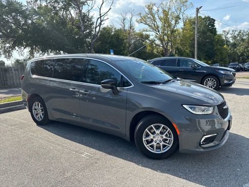Used 2025 Chrysler Pacifica Select FWD image 6