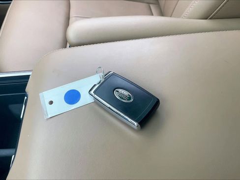 Used 2025 Land Rover Range Rover SE image 13