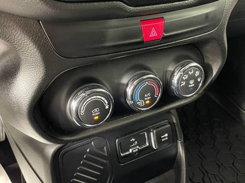 Used 2017 Jeep Renegade Latitude FWD image 8