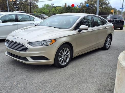 Used 2017 Ford Fusion SE image 3