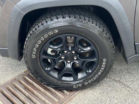 Used 2022 Jeep Cherokee Latitude AWD/4WD image 11