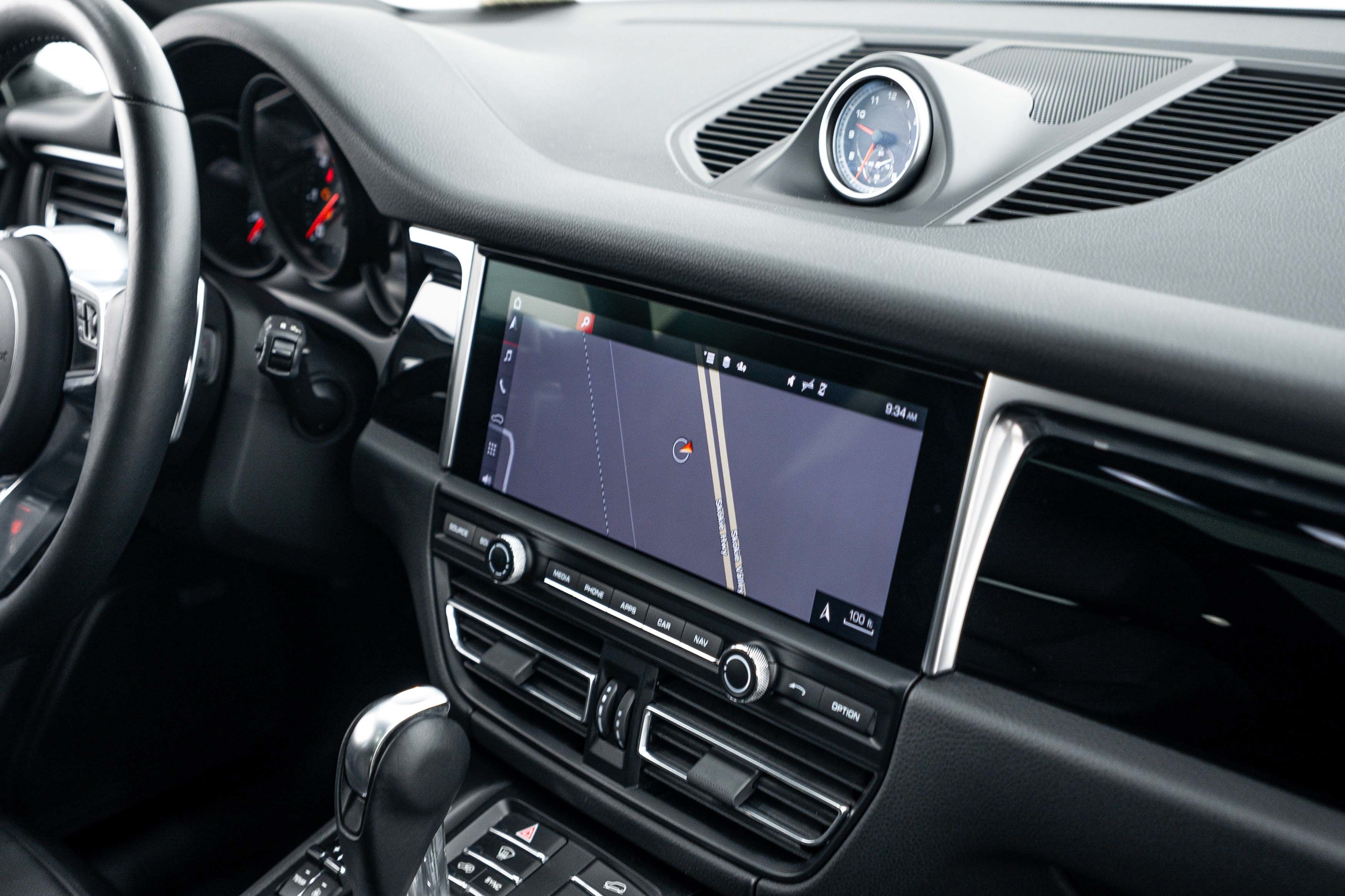 Certified 2021 Porsche Macan AWD/4WD image 18