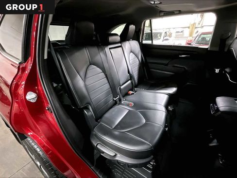 Used 2021 Toyota Highlander XLE image 19