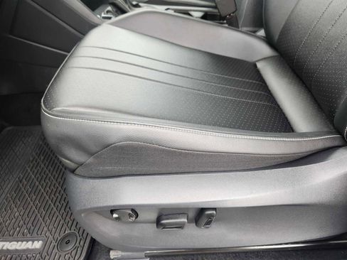 Used 2024 Volkswagen Tiguan SE R-Line AWD/4WD image 8