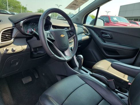 Used 2022 Chevrolet Trax LT w/ Premium Seat Package AWD/4WD image 21