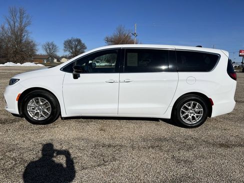 Used 2025 Chrysler Pacifica Select image 2