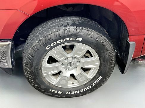 Used 2018 Nissan Titan SV w/ SV Convenience Package image 13