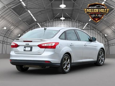 Used 2014 Ford Focus SE w/ Equipment Group 201A FWD image 9