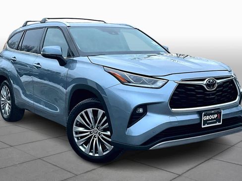 Certified 2022 Toyota Highlander Platinum image 2