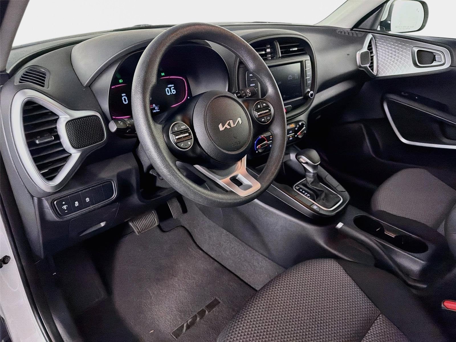 Certified 2025 Kia Soul LX w/ LX Technology Package FWD image 9