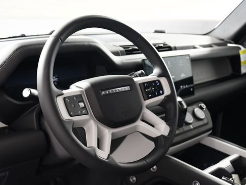 Used 2025 Land Rover Defender 110 S image 13