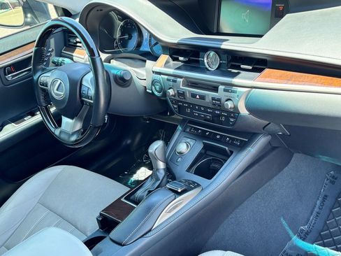Used 2018 Lexus ES 350 w/ Luxury Package w/Wood Trim FWD image 9