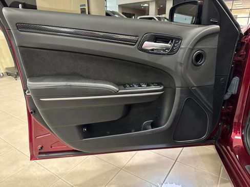 Used 2023 Chrysler 300 C image 2