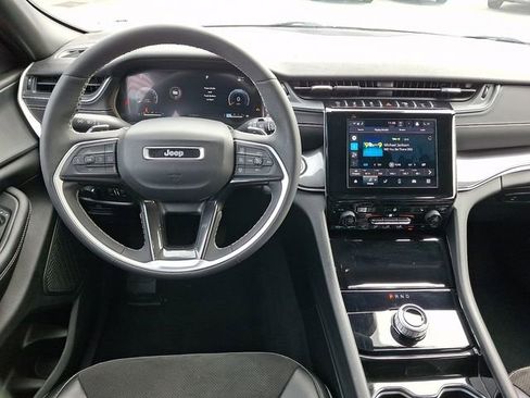 Used 2023 Jeep Grand Cherokee Altitude image 11