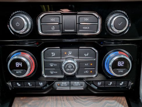 Used 2022 GMC Yukon XL Denali w/ Denali Premium Package image 22