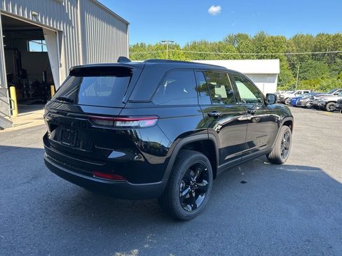New 2025 Jeep Grand Cherokee Altitude image 4