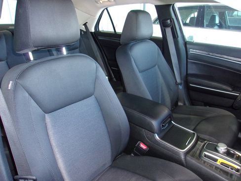 Used 2019 Chrysler 300 Touring image 17