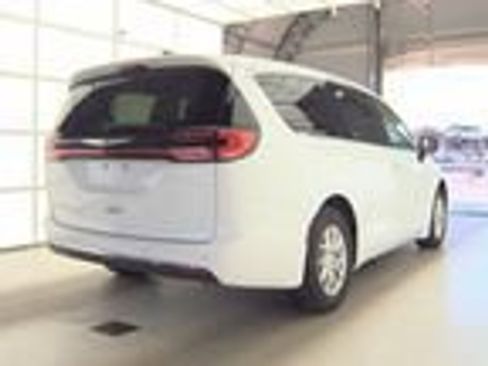 Used 2023 Chrysler Pacifica Touring-L FWD image 2