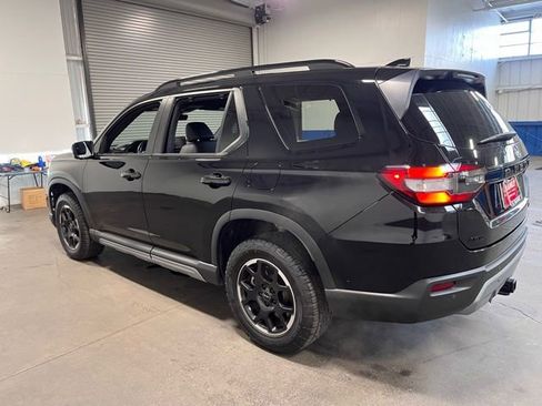 Used 2025 Honda Pilot TrailSport image 6