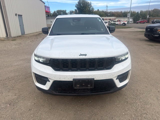Used 2022 Jeep Grand Cherokee Altitude AWD/4WD image 5