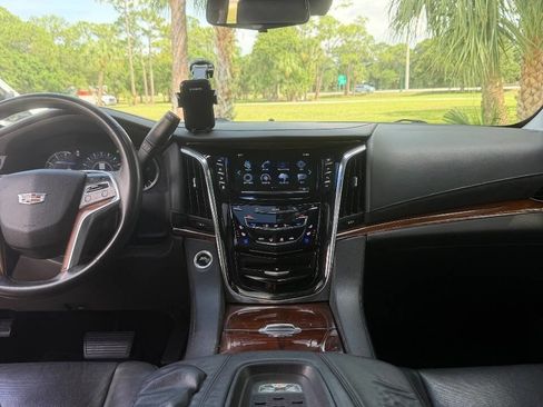 Used 2017 Cadillac Escalade Luxury RWD image 18