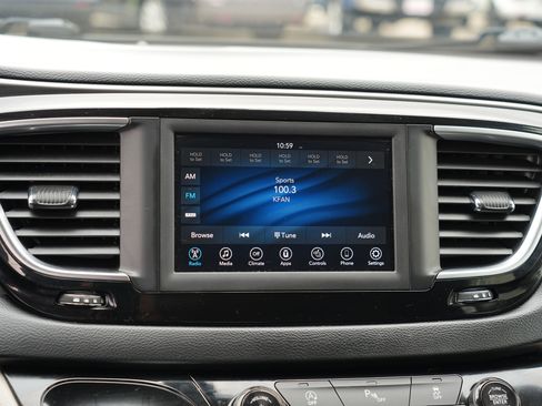 Used 2020 Chrysler Pacifica Touring-L FWD image 21