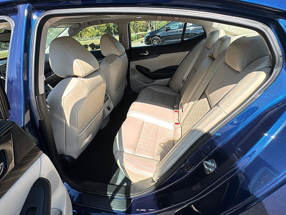 Used 2018 Nissan Maxima Platinum FWD image 17