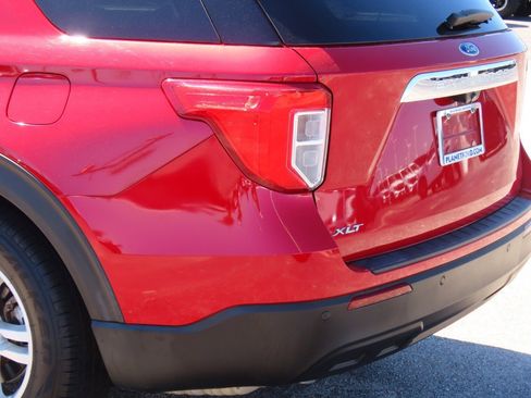 Used 2021 Ford Explorer XLT image 16