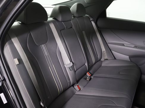 Certified 2025 Hyundai Elantra SEL FWD image 31