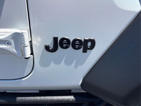 Used 2025 Jeep Wrangler Sport AWD/4WD image 33