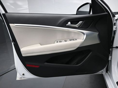 Used 2024 Genesis G70 2.5T image 27