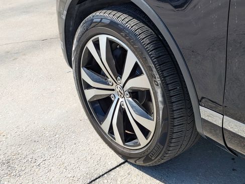 Used 2017 Volkswagen Touareg Wolfsburg Edition image 21