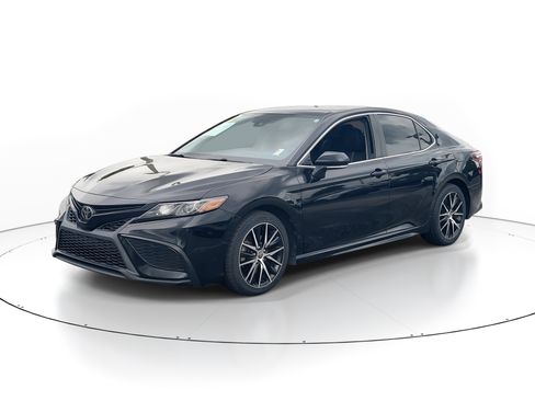 Used 2022 Toyota Camry SE image 3