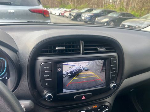Used 2025 Kia Soul LX w/ LX Technology Package FWD image 21