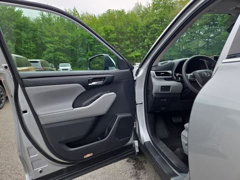 Used 2022 Toyota Highlander XLE AWD/4WD image 16