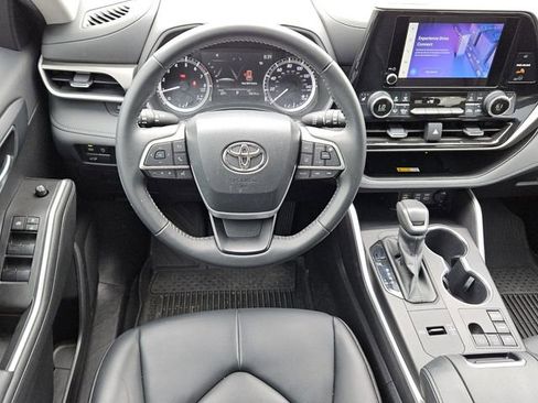 Used 2023 Toyota Highlander XLE FWD image 6